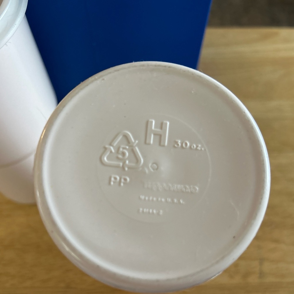Vintage Tupperware Plastic Tumblers 30 Oz - Picture 3 of 3